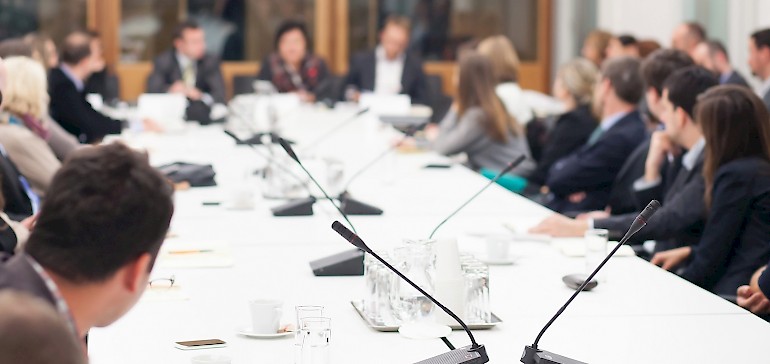 Die Sitzplatzwahl bei Meetings sagt viel über Sie aus!