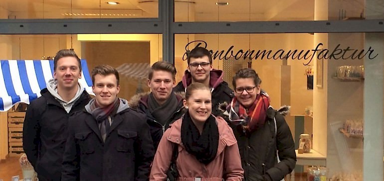 Gruppen-Foto vor dem Bömskes-Laden