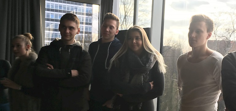 Besichtigung der größten Suiten im Haus mit großem Panorama-Fenster