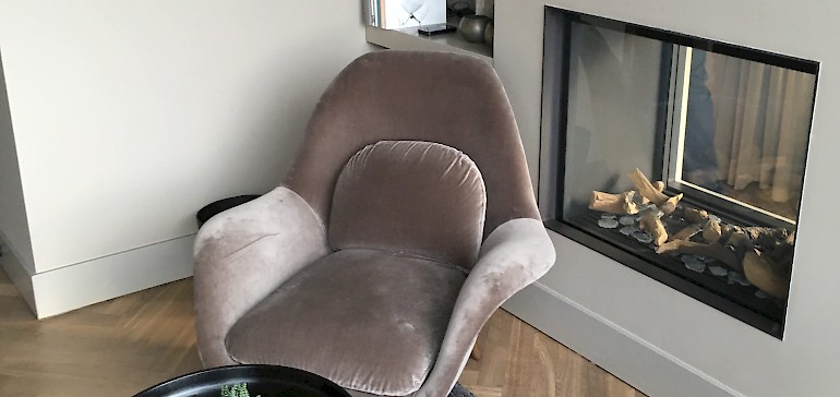 Sitzbereich mit Kamin in der Suite