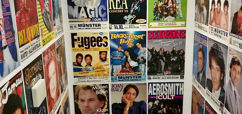 In diesem Flur mit Konzert-Postern wurde bei den Begleitpersonen Erinnerungen aus der Jugend wach