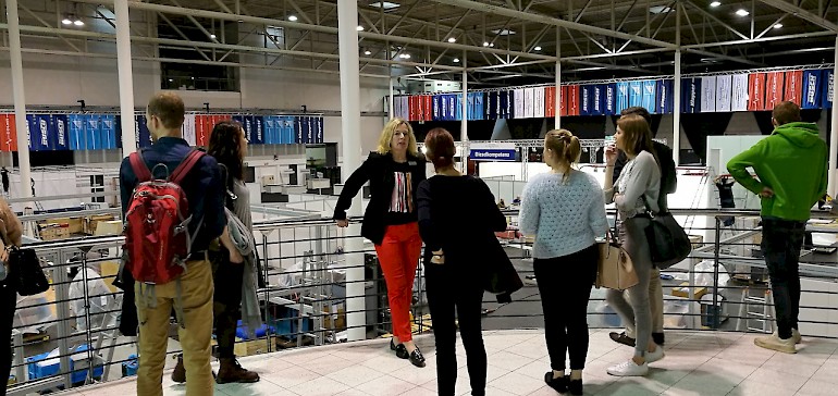 Frau Koch erklärt wir aufwendig die Planung einer Messe ist