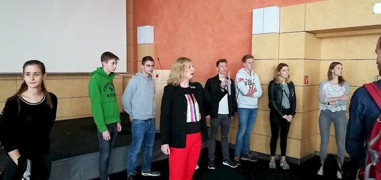 Frau Koch erläutert Details zum Tagungsraum