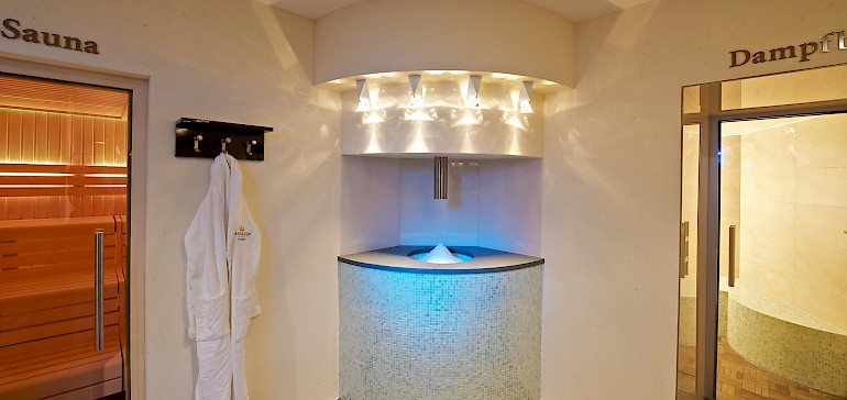 Abkühlen kann man sich in diesem Hotel mit Sauna am Eisbrunnen