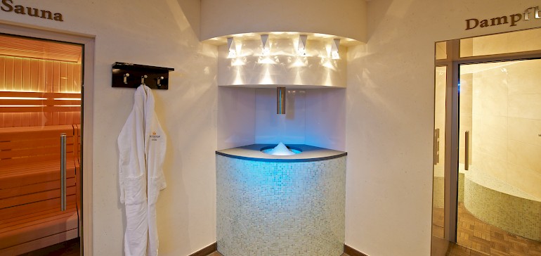 Wählen Sie zwischen Dampfbad, Biosauna und Finnische Sauna. Zur Abkühlung dient ein Eisbrunnen.