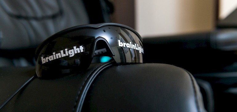 Die brainLight-Brille unterstützt durch Lichtimpulse die Entspannung