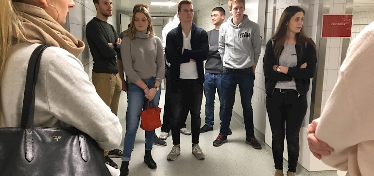 Herr Gertz erläutert im Küchenbereich die Warenbeschaffung