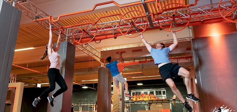 Der Besuch eines Ninja Warrior Parcours ist die neueste Idee für Mitarbeiterevents