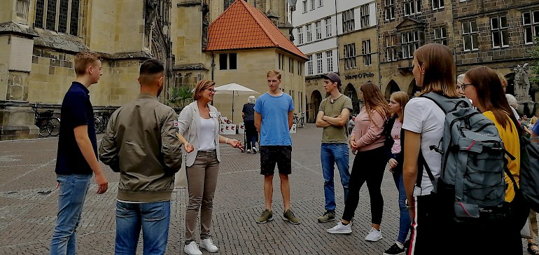 Eine Stadtführerin zeigte die wichtigsten Sehenswürdigkeiten