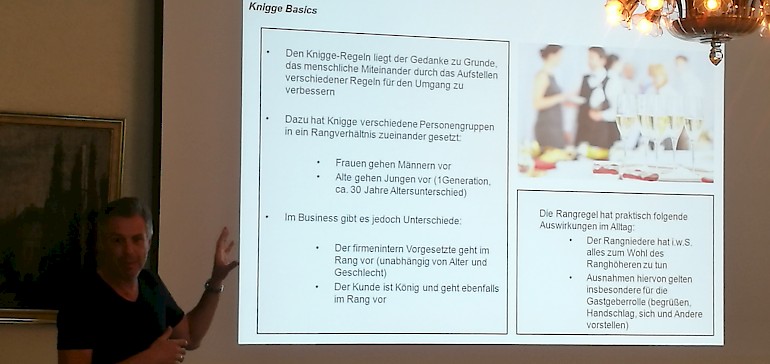 Viel Theorie zum Thema Knigge, aber spannend und amüsant verpackt, so dass es nie langweilig wurde