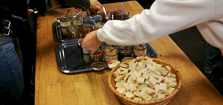 Während neben uns die Marmelade kochte durften wir diverse Sorten probieren