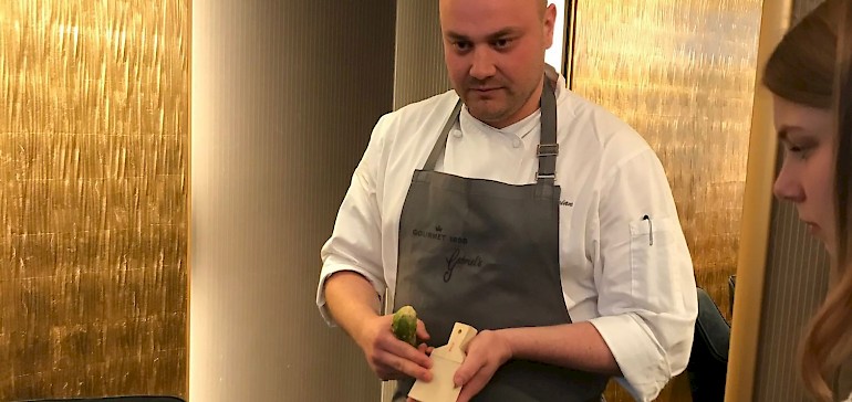 Küchenchef Adrian erläutert den Gebrauch von Wasabi