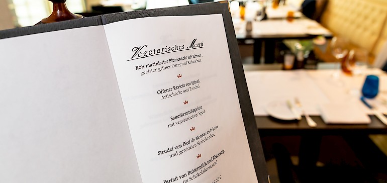 Statt Fast Food sollten Sie auf einer Geschäftsreise gesunde Speisen aus dem Hotelrestaurant essen