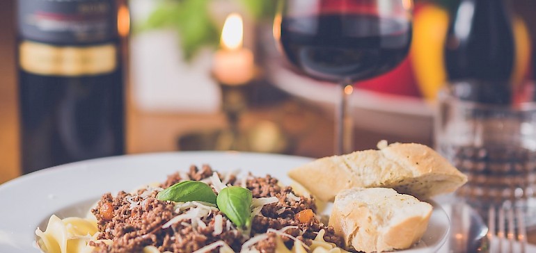 Rotwein und Pasta passen hervorragend zusammen